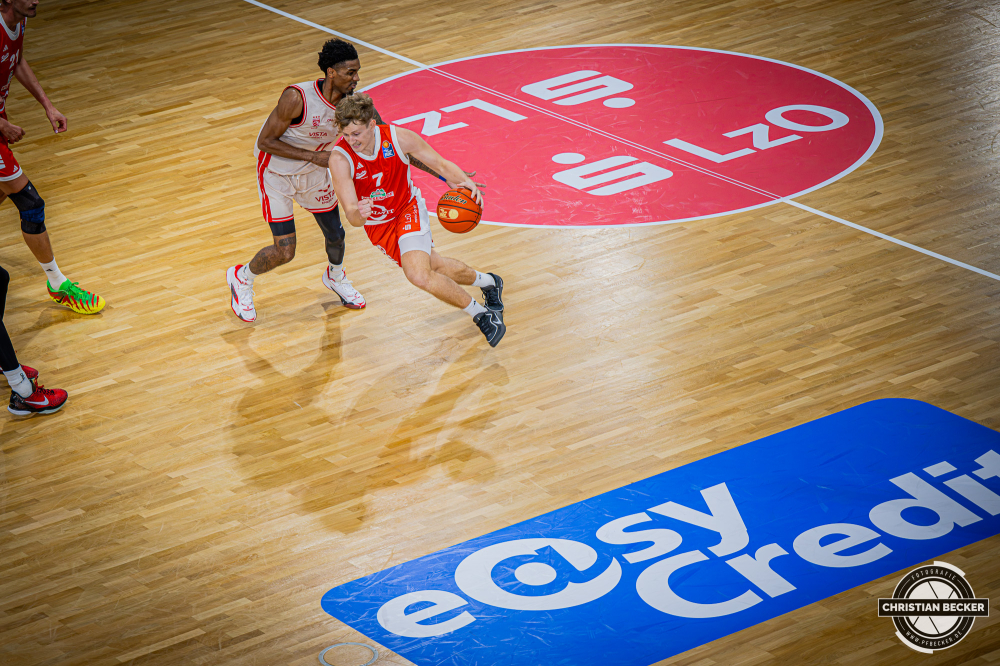 1. Basketball Bundesliga, easyCredit BBL, Saison 2026/2027, Herren, Hauptrunde, 2. Spieltag, 24.09.2026, RASTA Vechta - Bamberg Baskets
Peter Hemschemeier (#7 - RASTA Vechta) in Aktion
Schlüsselwörter: 1. Bundesliga;2. Spieltag;24.09.2026;BBL;BMA 365;Bamberg;Basketball;Baskets;Hauptrunde;Liga;RASTA;RASTA Dome;Saison 2025/2026;Vechta;easycredit