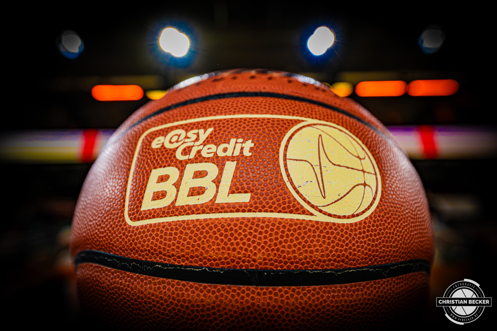 1. Basketball Bundesliga, easyCredit BBL, Saison 2026/2027, Herren, Hauptrunde, 5. Spieltag, 10.10.2026, RASTA Vechta - ratiopharm ulm
Der Spielball der easyCredit Basketball Bundesliga
Schlüsselwörter: 1. Bundesliga;10.10.2026;5. Spieltag;BBL;Basketball;Hauptrunde;Liga;RASTA;RASTA Dome;Saison 2026/2027;Ulm;Vechta;easycredit;ratiopharm