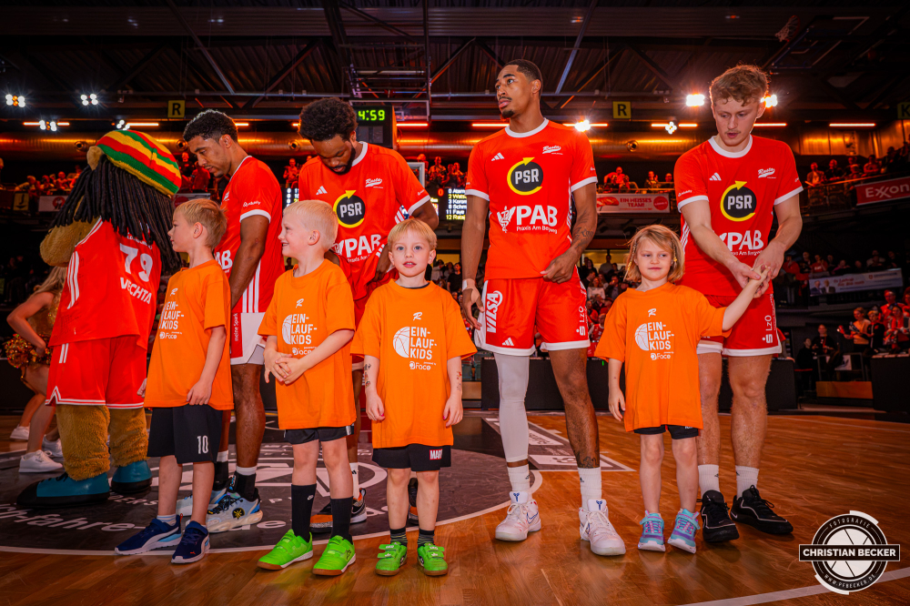 1. Basketball Bundesliga, easyCredit BBL, Saison 2026/2027, Herren, Hauptrunde, 5. Spieltag, 10.10.2026, RASTA Vechta - ratiopharm ulm
Das Team von RASTA Vechta mit den Einlaufkinder vor der Partie
Schlüsselwörter: 1. Bundesliga;10.10.2026;5. Spieltag;BBL;Basketball;Hauptrunde;Liga;RASTA;RASTA Dome;Saison 2026/2027;Ulm;Vechta;easycredit;ratiopharm