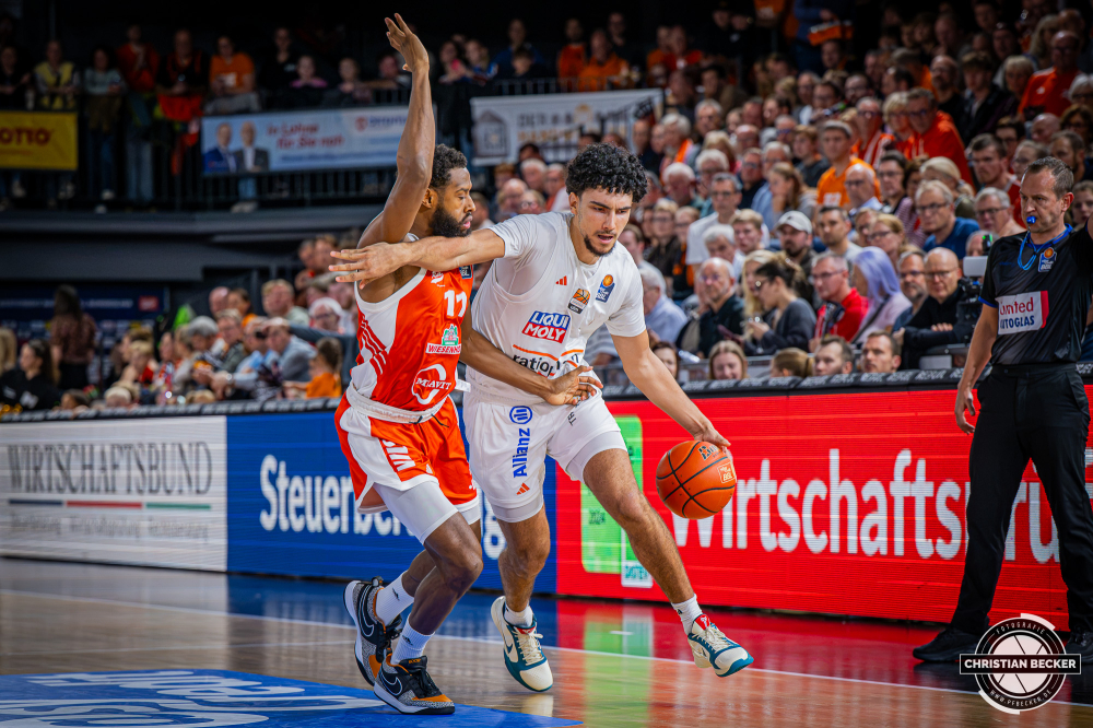 1. Basketball Bundesliga, easyCredit BBL, Saison 2026/2027, Herren, Hauptrunde, 5. Spieltag, 10.10.2026, RASTA Vechta - ratiopharm ulm
Adam Atamna (#0 - ratiopharm ulm) in Aktion
Schlüsselwörter: 1. Bundesliga;10.10.2026;5. Spieltag;BBL;Basketball;Hauptrunde;Liga;RASTA;RASTA Dome;Saison 2026/2027;Ulm;Vechta;easycredit;ratiopharm