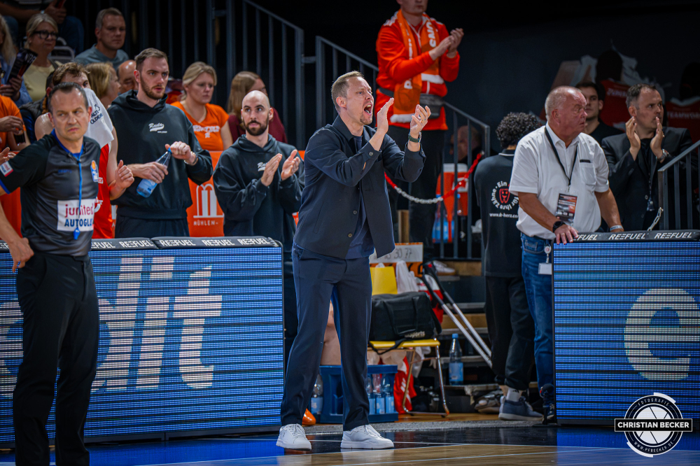 1. Basketball Bundesliga, easyCredit BBL, Saison 2026/2027, Herren, Hauptrunde, 5. Spieltag, 10.10.2026, RASTA Vechta - ratiopharm ulm
Christian Held (Head-Coach - RASTA Vechta) w&auml;hrend der Partie
Schlüsselwörter: 1. Bundesliga;10.10.2026;5. Spieltag;BBL;Basketball;Hauptrunde;Liga;RASTA;RASTA Dome;Saison 2026/2027;Ulm;Vechta;easycredit;ratiopharm