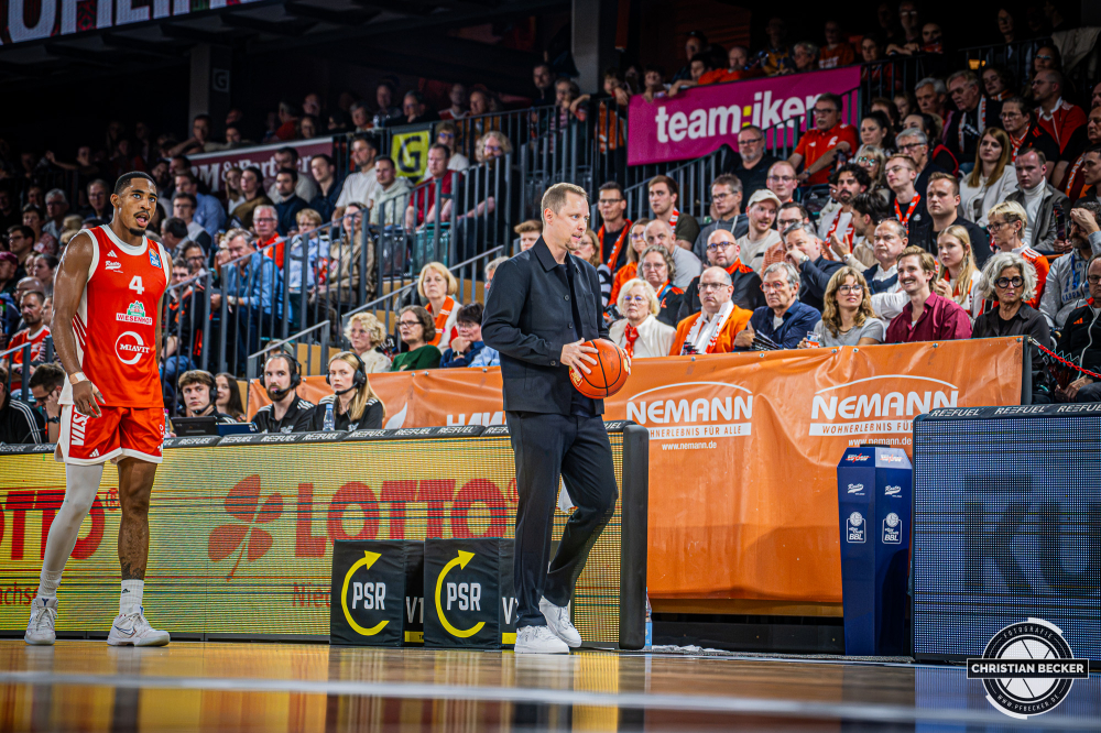 1. Basketball Bundesliga, easyCredit BBL, Saison 2026/2027, Herren, Hauptrunde, 5. Spieltag, 10.10.2026, RASTA Vechta - ratiopharm ulm
Christian Held (Head-Coach - RASTA Vechta) w&auml;hrend der Partie
Schlüsselwörter: 1. Bundesliga;10.10.2026;5. Spieltag;BBL;Basketball;Hauptrunde;Liga;RASTA;RASTA Dome;Saison 2026/2027;Ulm;Vechta;easycredit;ratiopharm