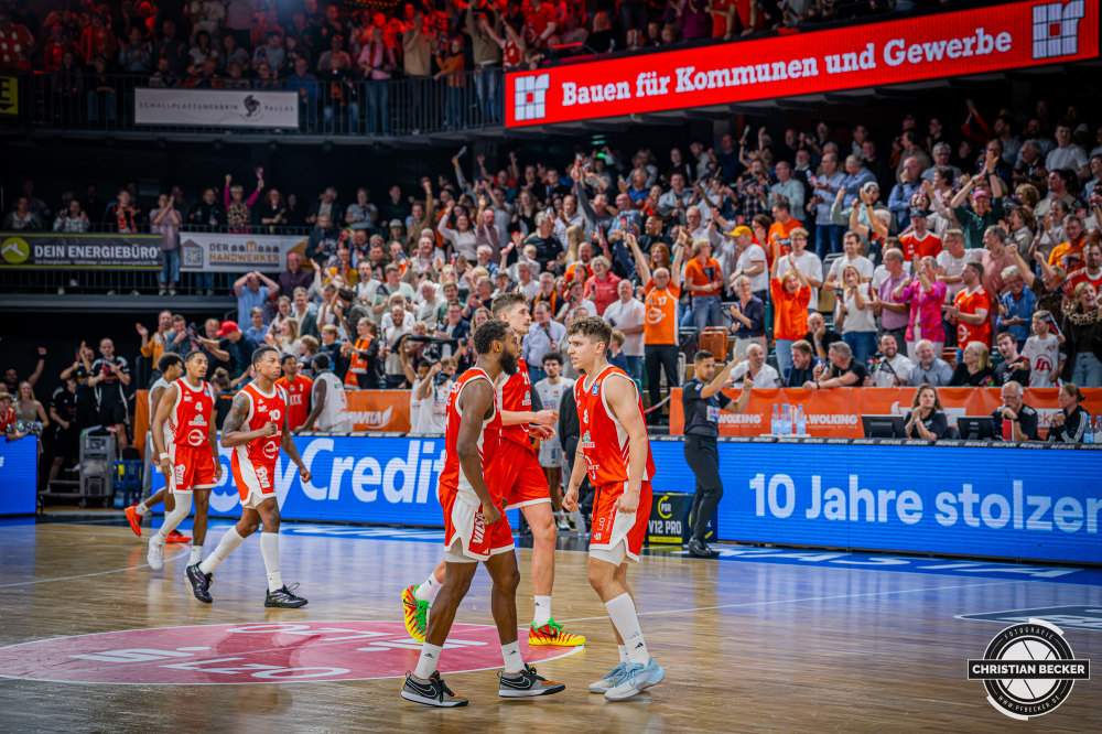 1. Basketball Bundesliga, easyCredit BBL, Saison 2026/2027, Herren, Hauptrunde, 5. Spieltag, 10.10.2026, RASTA Vechta - ratiopharm ulm
Matt Lewis (#11 - RASTA Vechta) und Dominik Dolic (#8 - RASTA Vechta) pushen sich nach dem erfolgreichen Wurf
Schlüsselwörter: 1. Bundesliga;10.10.2026;5. Spieltag;BBL;Basketball;Hauptrunde;Liga;RASTA;RASTA Dome;Saison 2026/2027;Ulm;Vechta;easycredit;ratiopharm