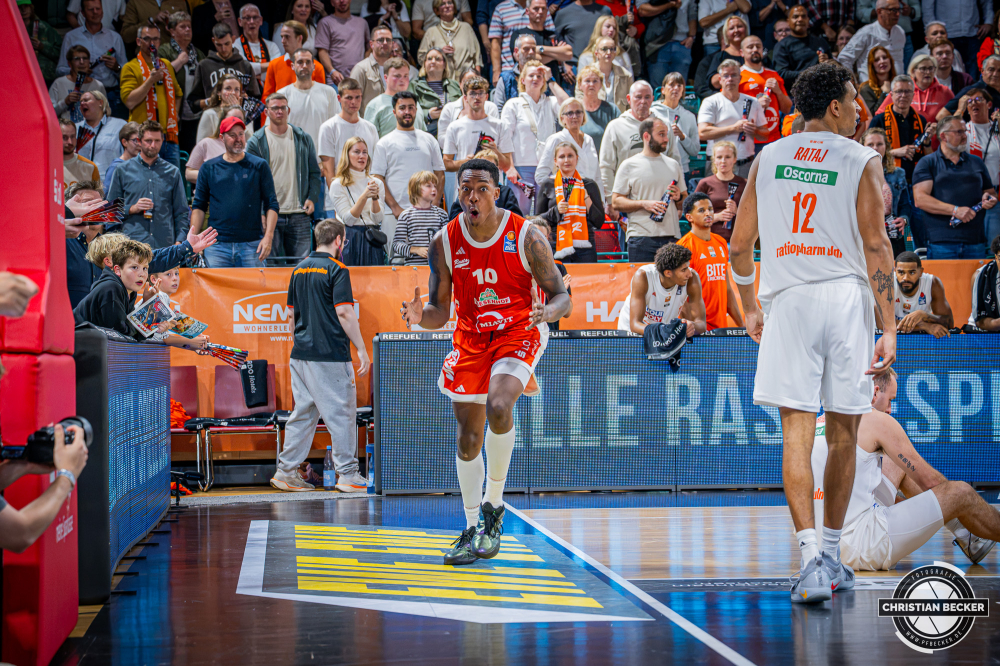 1. Basketball Bundesliga, easyCredit BBL, Saison 2026/2027, Herren, Hauptrunde, 5. Spieltag, 10.10.2026, RASTA Vechta - ratiopharm ulm
Justin Edler-Davis (#10 - RASTA Vechta) zeigt Emotionen w&auml;hrend der Partie
Schlüsselwörter: 1. Bundesliga;10.10.2026;5. Spieltag;BBL;Basketball;Hauptrunde;Liga;RASTA;RASTA Dome;Saison 2026/2027;Ulm;Vechta;easycredit;ratiopharm