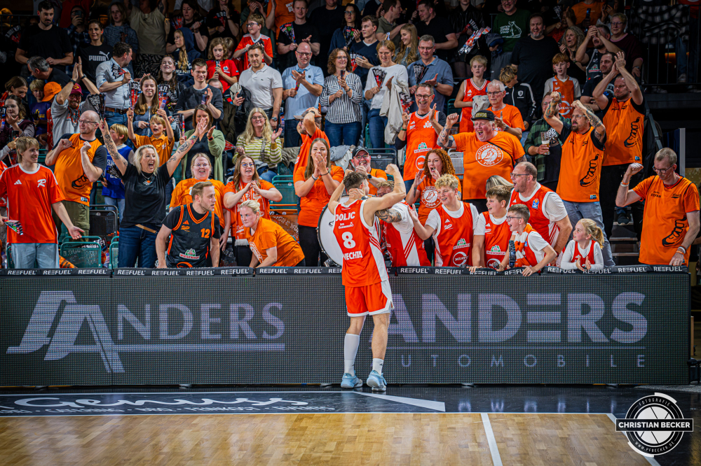 1. Basketball Bundesliga, easyCredit BBL, Saison 2026/2027, Herren, Hauptrunde, 5. Spieltag, 10.10.2026, RASTA Vechta - ratiopharm ulm
Dominik Dolic (#8 - RASTA Vechta) zeigt Emotionen nach der Partie
Schlüsselwörter: 1. Bundesliga;10.10.2026;5. Spieltag;BBL;Basketball;Hauptrunde;Liga;RASTA;RASTA Dome;Saison 2026/2027;Ulm;Vechta;easycredit;ratiopharm