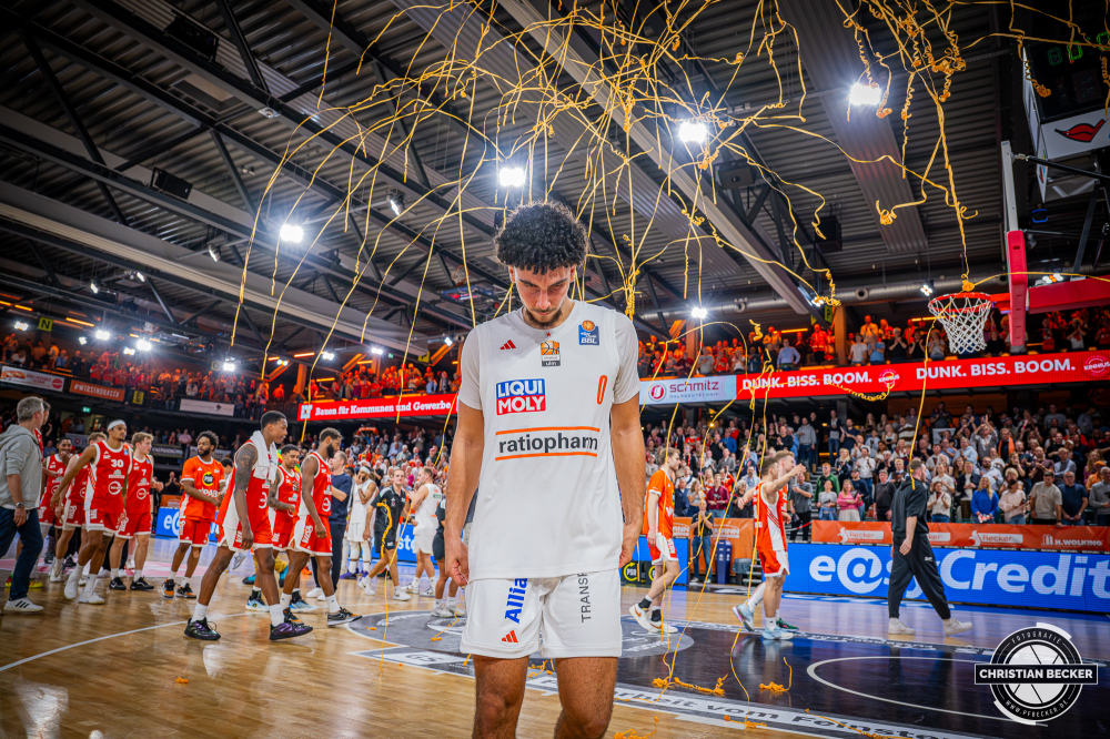 1. Basketball Bundesliga, easyCredit BBL, Saison 2026/2027, Herren, Hauptrunde, 5. Spieltag, 10.10.2026, RASTA Vechta - ratiopharm ulm
Adam Atamna (#0 - ratiopharm ulm) nach der Partie
Schlüsselwörter: 1. Bundesliga;10.10.2026;5. Spieltag;BBL;Basketball;Hauptrunde;Liga;RASTA;RASTA Dome;Saison 2026/2027;Ulm;Vechta;easycredit;ratiopharm