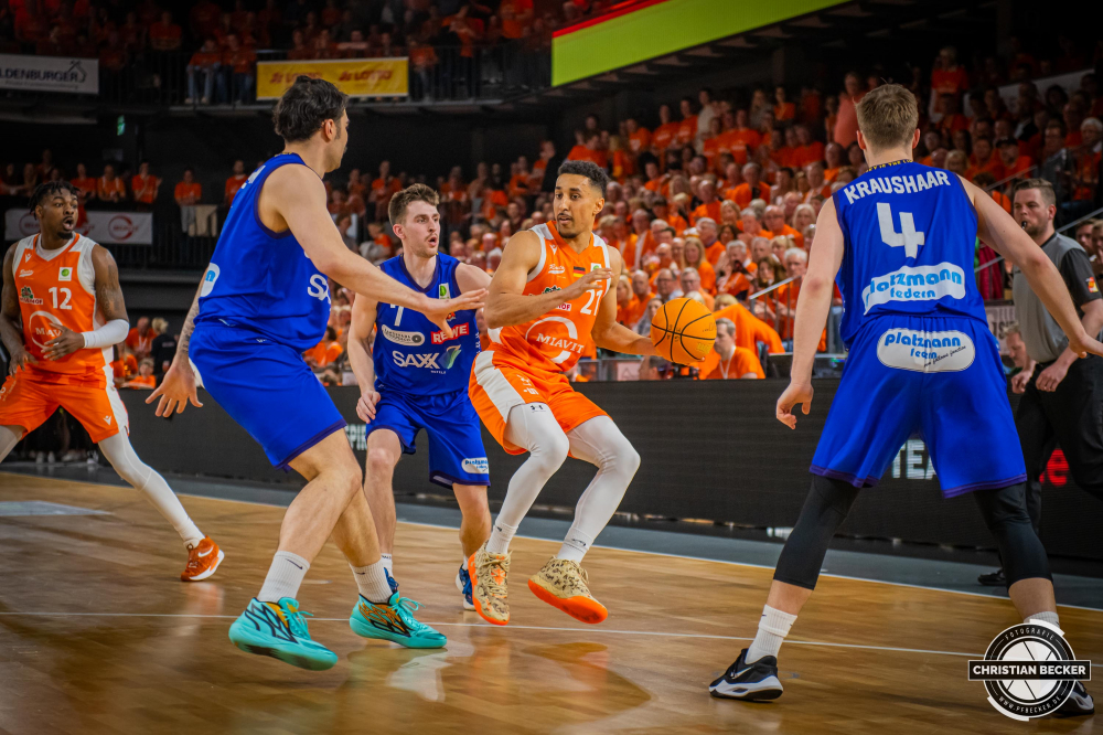 2. Basketball Bundesliga, Pro A, Playoffs, Viertelfinale, Spiel 1, 05.05.23, RASTA Vechta - Phoenix Hagen
#21, Joel Aminu (GER), Guard bei RASTA Vechta in Aktion w&auml;hrend der Partie zwischen RASTA Vechta und Phoenix Hagen
Schlüsselwörter: 05.05.23;2. Bundesliga;Barmer;Basketball;Hagen;Liga;Phoenix;Playoffs;Pro A;RASTA;RASTA Dome;Saison 2022/2023;Spiel 1;Vechta;Viertelfinale