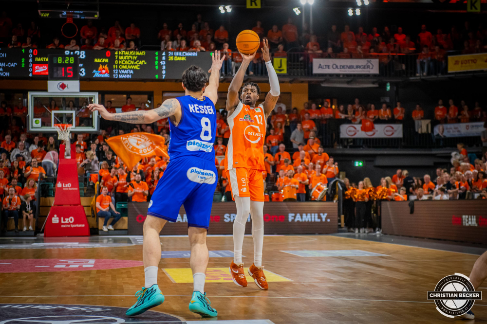 2. Basketball Bundesliga, Pro A, Playoffs, Viertelfinale, Spiel 1, 05.05.23, RASTA Vechta - Phoenix Hagen
#12, Tajuan Agee (USA), Forward bei RASTA Vechta beim Jumpshot w&auml;hrend der Partie zwischen RASTA Vechta und Phoenix Hagen
Schlüsselwörter: 05.05.23;2. Bundesliga;Barmer;Basketball;Hagen;Liga;Phoenix;Playoffs;Pro A;RASTA;RASTA Dome;Saison 2022/2023;Spiel 1;Vechta;Viertelfinale