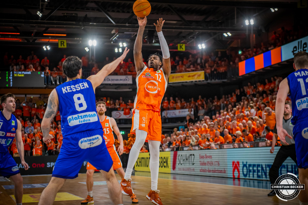 2. Basketball Bundesliga, Pro A, Playoffs, Viertelfinale, Spiel 1, 05.05.23, RASTA Vechta - Phoenix Hagen
#12, Tajuan Agee (USA), Forward bei RASTA Vechta beim Jumpshot w&auml;hrend der Partie zwischen RASTA Vechta und Phoenix Hagen
Schlüsselwörter: 05.05.23;2. Bundesliga;Barmer;Basketball;Hagen;Liga;Phoenix;Playoffs;Pro A;RASTA;RASTA Dome;Saison 2022/2023;Spiel 1;Vechta;Viertelfinale