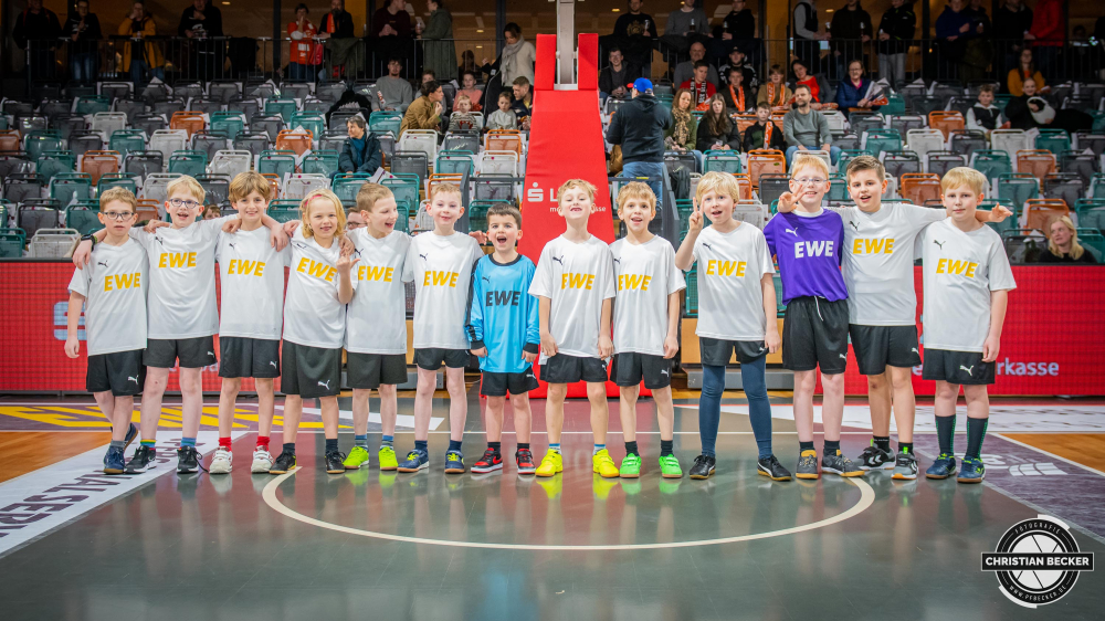 2. Basketball Bundesliga, Pro A, Hauptrunde, 25. Spieltag, 05.03.23, RASTA Vechta - WWU Baskets M&uuml;nster
Die Einlaufkinder beim Spiel zwischen RASTA Vechta und WWU Baskets M&uuml;nster
Schlüsselwörter: 05.03.23;2. Bundesliga;25. Spieltag;Barmer;Basketball;Baskets;Hauptrunde;Liga;M&uuml;nster;Pro A;RASTA;RASTA Dome;Saison 2022/2023;Vechta;WWU