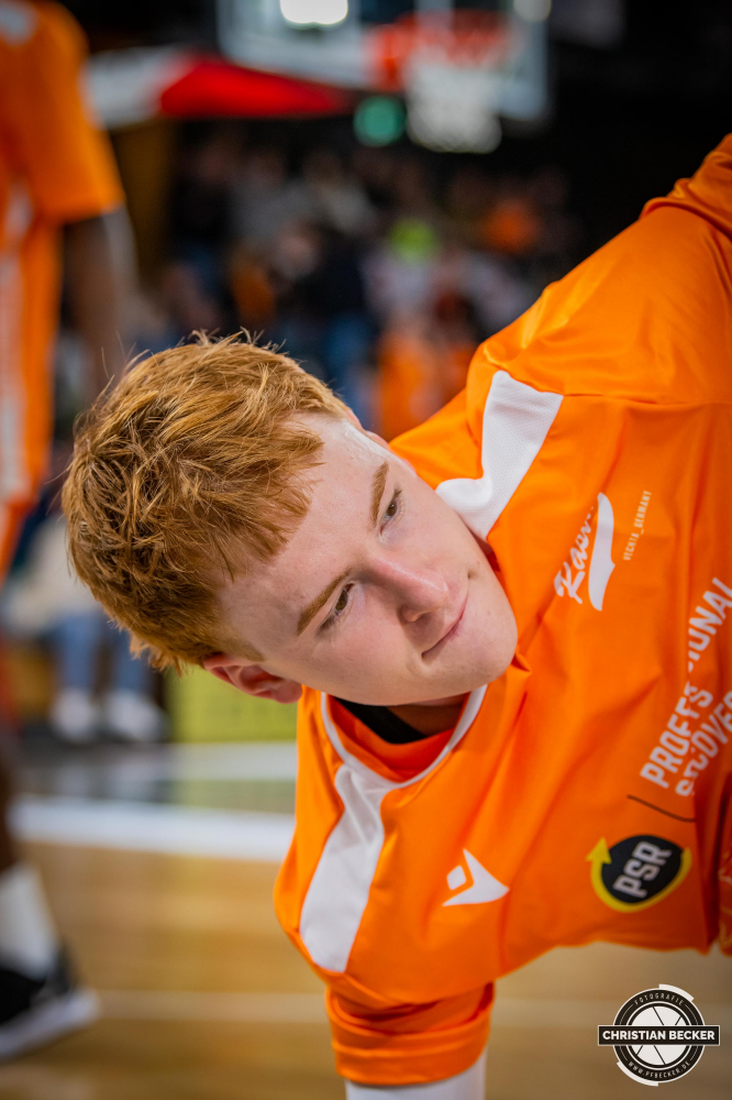 2. Basketball Bundesliga, Pro A, Hauptrunde, 25. Spieltag, 05.03.23, RASTA Vechta - WWU Baskets M&uuml;nster
#0, Siler Schneider (USA), Guard bei RASTA Vechta vor der Partie zwischen RASTA Vechta und WWU Baskets M&uuml;nster
Schlüsselwörter: 05.03.23;2. Bundesliga;25. Spieltag;Barmer;Basketball;Baskets;Hauptrunde;Liga;M&uuml;nster;Pro A;RASTA;RASTA Dome;Saison 2022/2023;Vechta;WWU