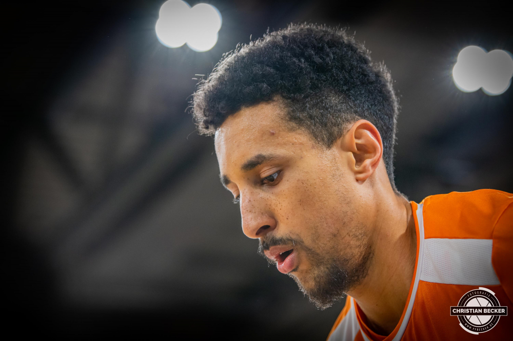 2. Basketball Bundesliga, Pro A, Hauptrunde, 25. Spieltag, 05.03.23, RASTA Vechta - WWU Baskets Münster
#21, Joel Aminu (GER), Guard bei RASTA Vechta vor der Partie zwischen RASTA Vechta und WWU Baskets Münster
Schlüsselwörter: 05.03.23;2. Bundesliga;25. Spieltag;Barmer;Basketball;Baskets;Hauptrunde;Liga;Münster;Pro A;RASTA;RASTA Dome;Saison 2022/2023;Vechta;WWU