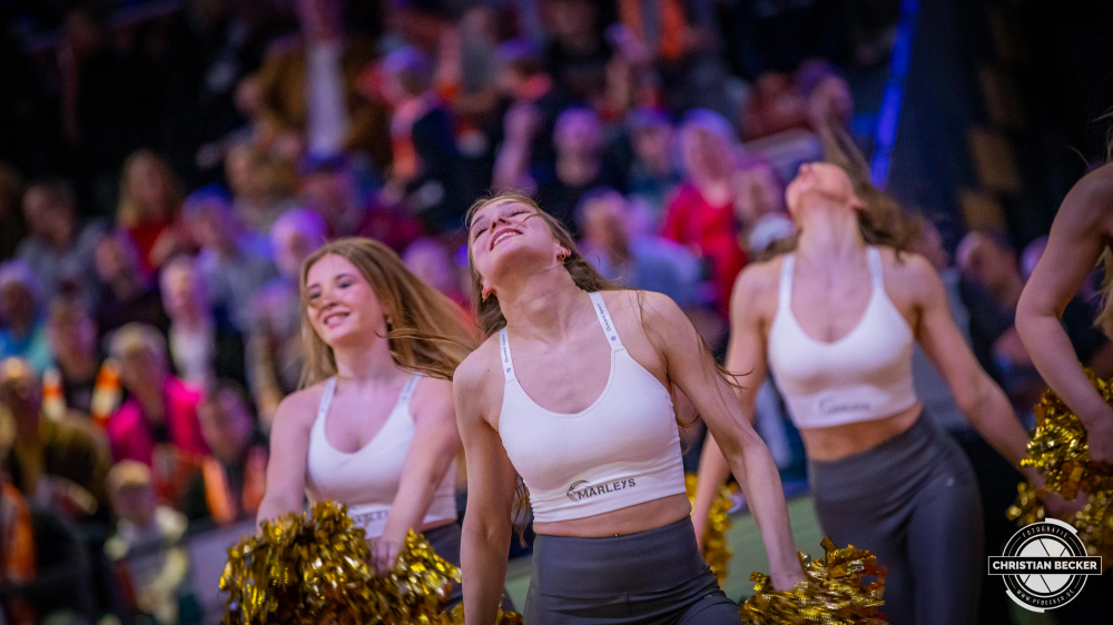 2. Basketball Bundesliga, Pro A, Hauptrunde, 25. Spieltag, 05.03.23, RASTA Vechta - WWU Baskets Münster
Die Marleys, die Cheerleader von RASTA Vechta während der Partie zwischen RASTA Vechta und WWU Baskets Münster
Schlüsselwörter: 05.03.23;2. Bundesliga;25. Spieltag;Barmer;Basketball;Baskets;Hauptrunde;Liga;Münster;Pro A;RASTA;RASTA Dome;Saison 2022/2023;Vechta;WWU