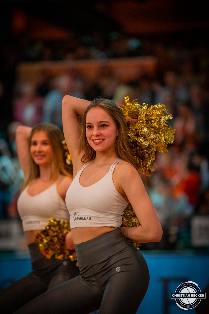 2. Basketball Bundesliga, Pro A, Hauptrunde, 25. Spieltag, 05.03.23, RASTA Vechta - WWU Baskets M&uuml;nster
Die Marleys, die Cheerleader von RASTA Vechta w&auml;hrend der Partie zwischen RASTA Vechta und WWU Baskets M&uuml;nster
Schlüsselwörter: 05.03.23;2. Bundesliga;25. Spieltag;Barmer;Basketball;Baskets;Hauptrunde;Liga;M&uuml;nster;Pro A;RASTA;RASTA Dome;Saison 2022/2023;Vechta;WWU