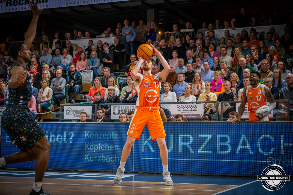 2. Basketball Bundesliga, Pro A, Hauptrunde, 25. Spieltag, 05.03.23, RASTA Vechta - WWU Baskets M&uuml;nster
#15, Ryan Schwieger (USA), Forward bei RASTA Vechta beim Jumpshot w&auml;hrend der Partie zwischen RASTA Vechta und WWU Baskets M&uuml;nster
Schlüsselwörter: 05.03.23;2. Bundesliga;25. Spieltag;Barmer;Basketball;Baskets;Hauptrunde;Liga;M&uuml;nster;Pro A;RASTA;RASTA Dome;Saison 2022/2023;Vechta;WWU