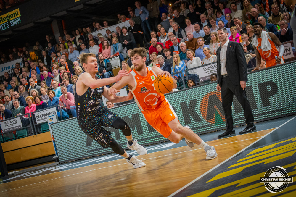 2. Basketball Bundesliga, Pro A, Hauptrunde, 25. Spieltag, 05.03.23, RASTA Vechta - WWU Baskets M&uuml;nster
#15, Ryan Schwieger (USA), Forward bei RASTA Vechta in Aktion w&auml;hrend der Partie zwischen RASTA Vechta und WWU Baskets M&uuml;nster
Schlüsselwörter: 05.03.23;2. Bundesliga;25. Spieltag;Barmer;Basketball;Baskets;Hauptrunde;Liga;M&uuml;nster;Pro A;RASTA;RASTA Dome;Saison 2022/2023;Vechta;WWU