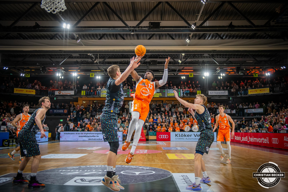 2. Basketball Bundesliga, Pro A, Hauptrunde, 25. Spieltag, 05.03.23, RASTA Vechta - WWU Baskets M&uuml;nster
#12, Tajuan Agee (USA), Forward bei RASTA Vechta beim Jumpshot w&auml;hrend der Partie zwischen RASTA Vechta und WWU Baskets M&uuml;nster
Schlüsselwörter: 05.03.23;2. Bundesliga;25. Spieltag;Barmer;Basketball;Baskets;Hauptrunde;Liga;M&uuml;nster;Pro A;RASTA;RASTA Dome;Saison 2022/2023;Vechta;WWU