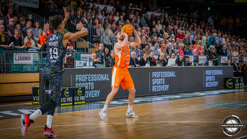 2. Basketball Bundesliga, Pro A, Hauptrunde, 25. Spieltag, 05.03.23, RASTA Vechta - WWU Baskets M&uuml;nster
#15, Ryan Schwieger (USA), Forward bei RASTA Vechta beim Jumpshot w&auml;hrend der Partie zwischen RASTA Vechta und WWU Baskets M&uuml;nster
Schlüsselwörter: 05.03.23;2. Bundesliga;25. Spieltag;Barmer;Basketball;Baskets;Hauptrunde;Liga;M&uuml;nster;Pro A;RASTA;RASTA Dome;Saison 2022/2023;Vechta;WWU