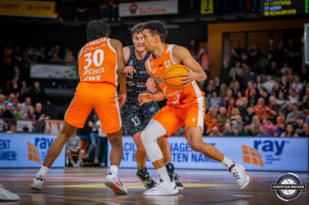 2. Basketball Bundesliga, Pro A, Hauptrunde, 25. Spieltag, 05.03.23, RASTA Vechta - WWU Baskets M&uuml;nster
#21, Joel Aminu (GER), Guard bei RASTA Vechta in Aktion w&auml;hrend der Partie zwischen RASTA Vechta und WWU Baskets M&uuml;nster
Schlüsselwörter: 05.03.23;2. Bundesliga;25. Spieltag;Barmer;Basketball;Baskets;Hauptrunde;Liga;M&uuml;nster;Pro A;RASTA;RASTA Dome;Saison 2022/2023;Vechta;WWU