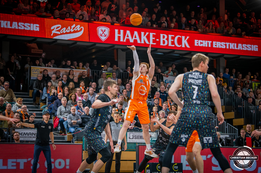 2. Basketball Bundesliga, Pro A, Hauptrunde, 25. Spieltag, 05.03.23, RASTA Vechta - WWU Baskets M&uuml;nster
#0, Siler Schneider (USA), Guard bei RASTA Vechta beim Jumpshot w&auml;hrend der Partie zwischen RASTA Vechta und WWU Baskets M&uuml;nster
Schlüsselwörter: 05.03.23;2. Bundesliga;25. Spieltag;Barmer;Basketball;Baskets;Hauptrunde;Liga;M&uuml;nster;Pro A;RASTA;RASTA Dome;Saison 2022/2023;Vechta;WWU