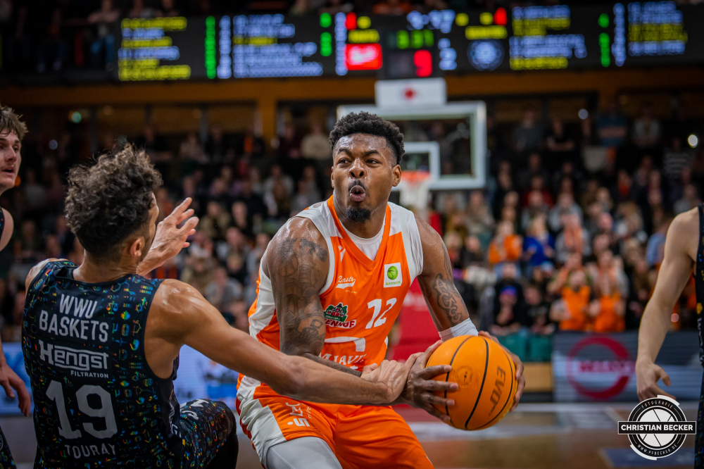 2. Basketball Bundesliga, Pro A, Hauptrunde, 25. Spieltag, 05.03.23, RASTA Vechta - WWU Baskets M&uuml;nster
#12, Tajuan Agee (USA), Forward bei RASTA Vechta in Aktion w&auml;hrend der Partie zwischen RASTA Vechta und WWU Baskets M&uuml;nster
Schlüsselwörter: 05.03.23;2. Bundesliga;25. Spieltag;Barmer;Basketball;Baskets;Hauptrunde;Liga;M&uuml;nster;Pro A;RASTA;RASTA Dome;Saison 2022/2023;Vechta;WWU