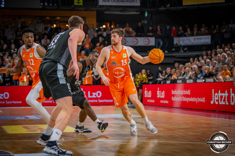 2. Basketball Bundesliga, Pro A, Hauptrunde, 23. Spieltag, 18.02.23, RASTA Vechta - N&uuml;rnberg Falcons BC
#15, Ryan Schwieger (USA), Forward bei RASTA Vechta in Aktion w&auml;hrend der Partie zwischen RASTA Vechta und N&uuml;rnberg Falcons BC
Schlüsselwörter: 18.02.23;2. Bundesliga;23. Spieltag;BC;Barmer;Basketball;Falcons;Hauptrunde;Liga;N&uuml;rnberg;Pro A;RASTA;RASTA Dome;Saison 2022/2023;Vechta