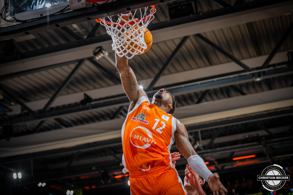 2. Basketball Bundesliga, Pro A, Hauptrunde, 23. Spieltag, 18.02.23, RASTA Vechta - N&uuml;rnberg Falcons BC
#12, Tajuan Agee (USA), Forward bei RASTA Vechta in Aktion w&auml;hrend der Partie zwischen RASTA Vechta und N&uuml;rnberg Falcons BC
Schlüsselwörter: 18.02.23;2. Bundesliga;23. Spieltag;BC;Barmer;Basketball;Falcons;Hauptrunde;Liga;N&uuml;rnberg;Pro A;RASTA;RASTA Dome;Saison 2022/2023;Vechta