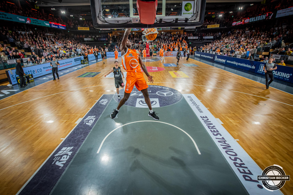 2. Basketball Bundesliga, Pro A, Hauptrunde, 23. Spieltag, 18.02.23, RASTA Vechta - N&uuml;rnberg Falcons BC
#7, Andrew Jones (USA), Guard bei RASTA Vechta beim Dunk w&auml;hrend der Partie zwischen RASTA Vechta und N&uuml;rnberg Falcons BC
Schlüsselwörter: 18.02.23;2. Bundesliga;23. Spieltag;BC;Barmer;Basketball;Falcons;Hauptrunde;Liga;N&uuml;rnberg;Pro A;RASTA;RASTA Dome;Saison 2022/2023;Vechta