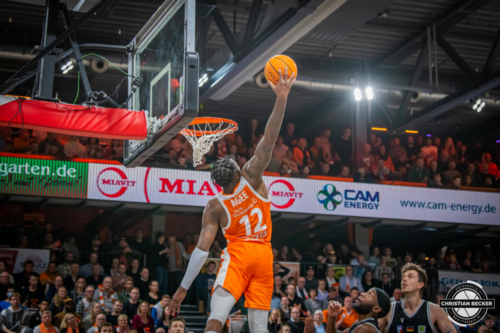 2. Basketball Bundesliga, Pro A, Hauptrunde, 14. Spieltag, 28.12.22, RASTA Vechta - ART Giants D&uuml;sseldorf
#12, Tajuan Agee (USA), Forward bei RASTA Vechta beim Dunk w&auml;hrend der Partie zwischen RASTA Vechta und ART Giants D&uuml;sseldorf
Schlüsselwörter: 14. Spieltag;2. Bundesliga;28.12.22;ART;Barmer;Basketball;D&uuml;sseldorf;Giants;Hauptrunde;Liga;Pro A;RASTA;RASTA Dome;Saison 2022/2023;Vechta