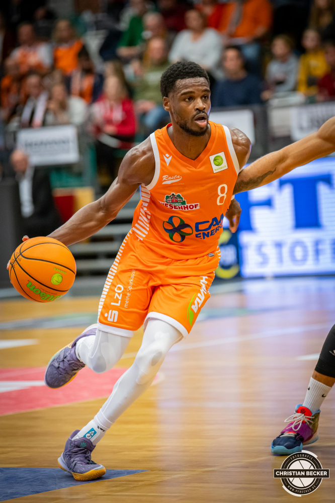 2. Basketball Bundesliga, Hauptrunde, 10. Spieltag, 13.11.21, RASTA Vechta - Eisb&auml;ren Bremerhaven
#8, Josh Young (USA), Guard bei RASTA Vechta in Aktion w&auml;hrend der Partie zwischen Rasta Vechta und Eisb&auml;ren Bremerhaven
Schlüsselwörter: 10. Spieltag;13.11.21;2. Bundesliga;Basketball;Bremerhaven;Eisb&auml;ren;Hauptrunde;RASTA;RASTA Dome