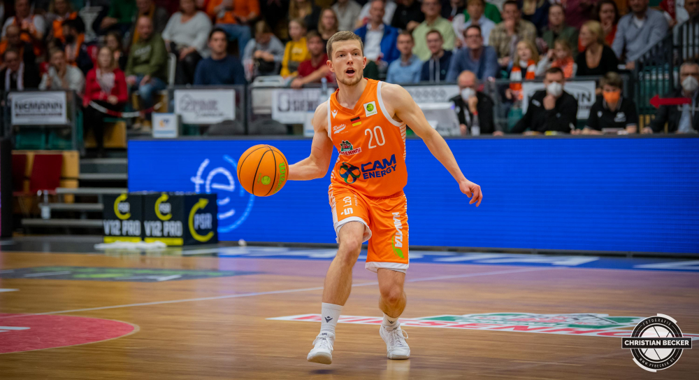 2. Basketball Bundesliga, Hauptrunde, 10. Spieltag, 13.11.21, RASTA Vechta - Eisb&auml;ren Bremerhaven
#20, Jannes Hundt (GER), Guard bei RASTA Vechta in Aktion w&auml;hrend der Partie zwischen Rasta Vechta und Eisb&auml;ren Bremerhaven
Schlüsselwörter: 10. Spieltag;13.11.21;2. Bundesliga;Basketball;Bremerhaven;Eisb&auml;ren;Hauptrunde;RASTA;RASTA Dome