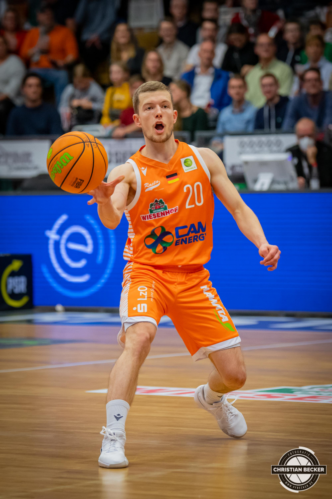 2. Basketball Bundesliga, Hauptrunde, 10. Spieltag, 13.11.21, RASTA Vechta - Eisb&auml;ren Bremerhaven
#20, Jannes Hundt (GER), Guard bei RASTA Vechta in Aktion w&auml;hrend der Partie zwischen Rasta Vechta und Eisb&auml;ren Bremerhaven
Schlüsselwörter: 10. Spieltag;13.11.21;2. Bundesliga;Basketball;Bremerhaven;Eisb&auml;ren;Hauptrunde;RASTA;RASTA Dome