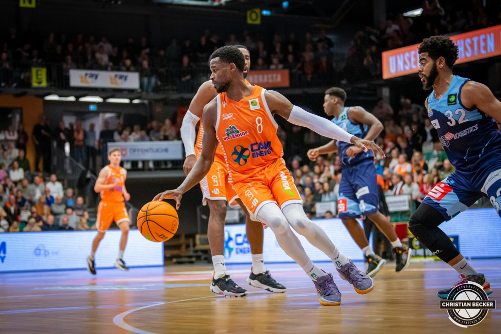 2. Basketball Bundesliga, Hauptrunde, 10. Spieltag, 13.11.21, RASTA Vechta - Eisb&auml;ren Bremerhaven
#8, Josh Young (USA), Guard bei RASTA Vechta in Aktion w&auml;hrend der Partie zwischen Rasta Vechta und Eisb&auml;ren Bremerhaven
Schlüsselwörter: 10. Spieltag;13.11.21;2. Bundesliga;Basketball;Bremerhaven;Eisb&auml;ren;Hauptrunde;RASTA;RASTA Dome