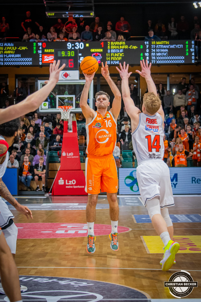 2. Basketball Bundesliga, Pro A, Hauptrunde, 11. Spieltag, 11.12.22, RASTA Vechta - JobStairs GIESSEN 46ers
#16, Julius Wolf (GER), Forward bei RASTA Vechta beim Jumpshot w&auml;hrend der Partie zwischen RASTA Vechta und JobStairs GIESSEN 46ers
Schlüsselwörter: 11. Spieltag;11.12.22;2. Bundesliga;46ers;Barmer;Basketball;Giessen;Hauptrunde;JobStairs;Liga;Pro A;RASTA;RASTA Dome;Saison 2022/2023;Vechta