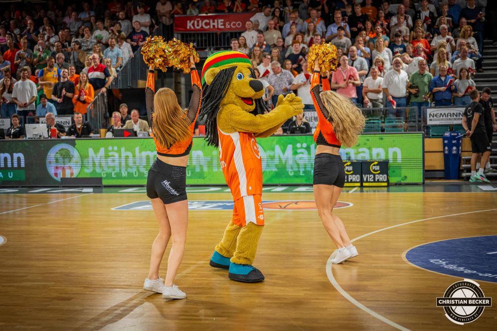 1. Basketball Bundesliga, easyCredit BBL, Saison 2023/2024, Herren, Hauptrunde, 2. Spieltag, 01.10.2023, RASTA Vechta - Telekom Baskets Bonn
Bob (Maskottchen - RASTA Vechta) und Marleys (Cheerleader - RASTA Vechta)
Schlüsselwörter: 01.10.2023;1. Bundesliga;2. Spieltag;BBL;Basketball;Baskets;Bonn;Hauptrunde;Liga;RASTA;RASTA Dome;Saison 2023/2024;Telekom;Vechta;easycredit