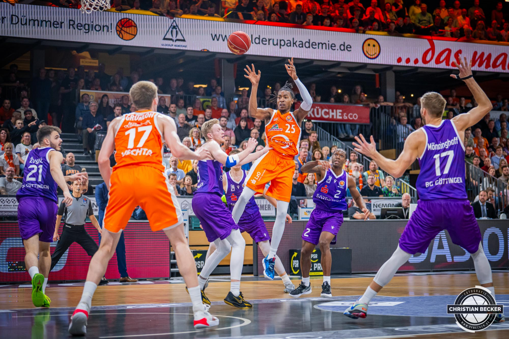 1. Basketball Bundesliga, easyCredit BBL, BBL Pokal, Saison 2023/2024, Herren, 2. Runde, Achtefinale, 12.10.2023, RASTA Vechta - BG G&ouml;ttingen
Wes Iwundu (#25 - RASTA Vechta) w&auml;hrend der Partie
Schlüsselwörter: 1. Bundesliga;12.10.2023;2. Runde;Achtefinale;BBL;BG;Basketball;G&ouml;ttingen;Liga;Pokal;RASTA;RASTA Dome;Saison 2023/2024;Vechta;easycredit