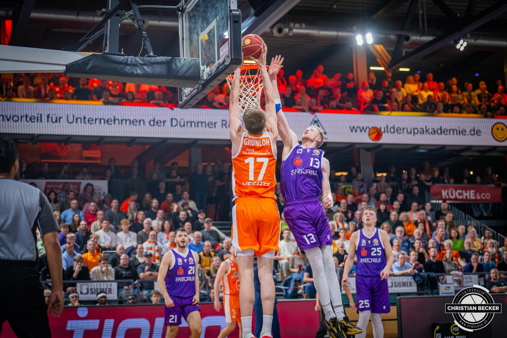 1. Basketball Bundesliga, easyCredit BBL, BBL Pokal, Saison 2023/2024, Herren, 2. Runde, Achtefinale, 12.10.2023, RASTA Vechta - BG G&ouml;ttingen
Johann Gr&uuml;nloh (#17 - RASTA Vechta) beim Korbleger gegen Bodie Hume (#13 - BG G&ouml;ttingen)
Schlüsselwörter: 1. Bundesliga;12.10.2023;2. Runde;Achtefinale;BBL;BG;Basketball;G&ouml;ttingen;Liga;Pokal;RASTA;RASTA Dome;Saison 2023/2024;Vechta;easycredit