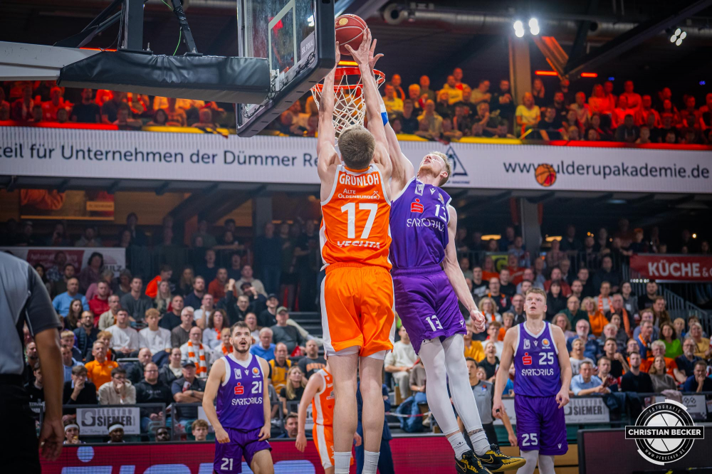 1. Basketball Bundesliga, easyCredit BBL, BBL Pokal, Saison 2023/2024, Herren, 2. Runde, Achtefinale, 12.10.2023, RASTA Vechta - BG G&ouml;ttingen
Johann Gr&uuml;nloh (#17 - RASTA Vechta) beim Korbleger gegen Bodie Hume (#13 - BG G&ouml;ttingen)
Schlüsselwörter: 1. Bundesliga;12.10.2023;2. Runde;Achtefinale;BBL;BG;Basketball;G&ouml;ttingen;Liga;Pokal;RASTA;RASTA Dome;Saison 2023/2024;Vechta;easycredit