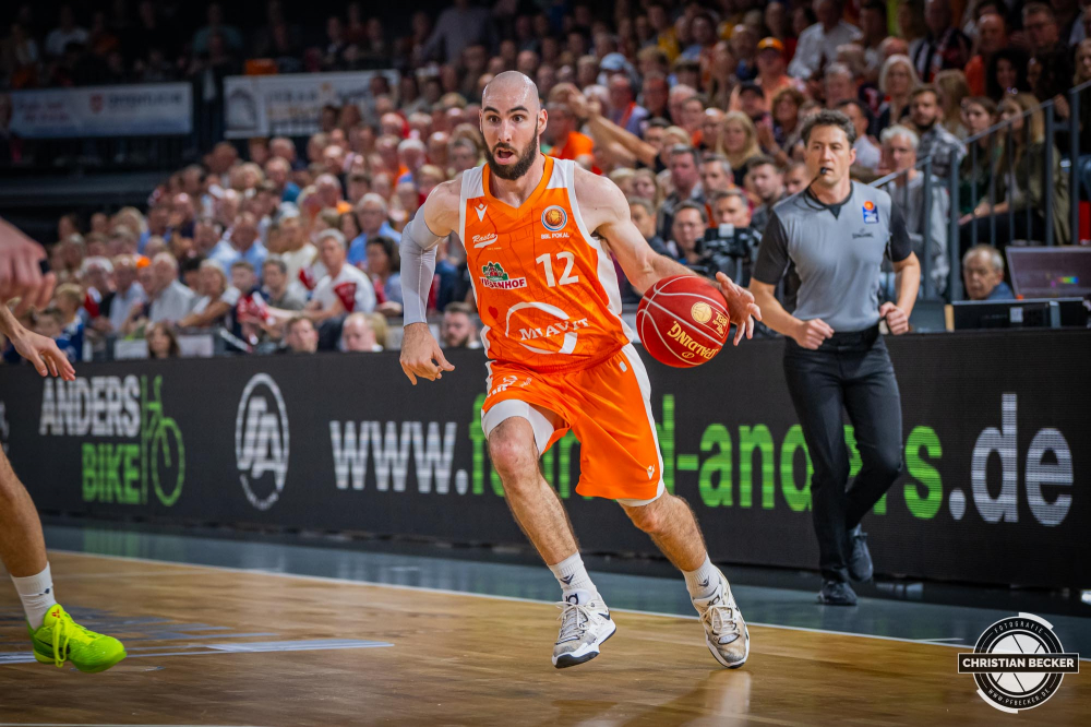 1. Basketball Bundesliga, easyCredit BBL, BBL Pokal, Saison 2023/2024, Herren, 2. Runde, Achtefinale, 12.10.2023, RASTA Vechta - BG G&ouml;ttingen
Tommy Kuhse (#12 - RASTA Vechta) in Aktion
Schlüsselwörter: 1. Bundesliga;12.10.2023;2. Runde;Achtefinale;BBL;BG;Basketball;G&ouml;ttingen;Liga;Pokal;RASTA;RASTA Dome;Saison 2023/2024;Vechta;easycredit