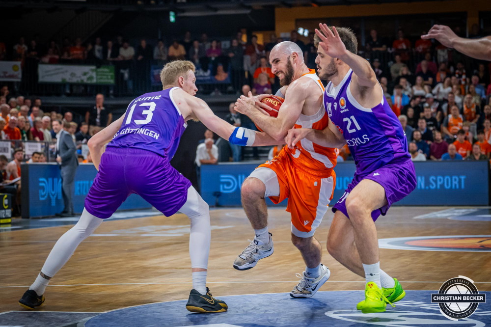 1. Basketball Bundesliga, easyCredit BBL, BBL Pokal, Saison 2023/2024, Herren, 2. Runde, Achtefinale, 12.10.2023, RASTA Vechta - BG G&ouml;ttingen
Tommy Kuhse (#12 - RASTA Vechta) in Aktion gegen Bodie Hume (#13 - BG G&ouml;ttingen) und Fedor Zugic (#21 - BG G&ouml;ttingen)
Schlüsselwörter: 1. Bundesliga;12.10.2023;2. Runde;Achtefinale;BBL;BG;Basketball;G&ouml;ttingen;Liga;Pokal;RASTA;RASTA Dome;Saison 2023/2024;Vechta;easycredit