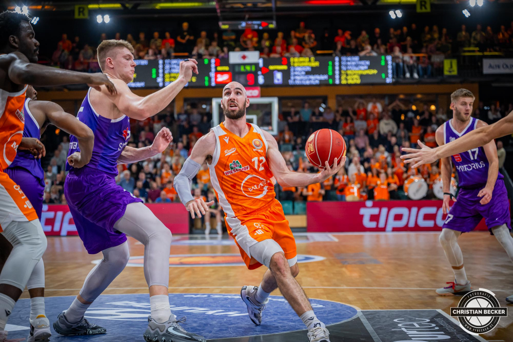 1. Basketball Bundesliga, easyCredit BBL, BBL Pokal, Saison 2023/2024, Herren, 2. Runde, Achtefinale, 12.10.2023, RASTA Vechta - BG G&ouml;ttingen
Tommy Kuhse (#12 - RASTA Vechta) in Aktion
Schlüsselwörter: 1. Bundesliga;12.10.2023;2. Runde;Achtefinale;BBL;BG;Basketball;G&ouml;ttingen;Liga;Pokal;RASTA;RASTA Dome;Saison 2023/2024;Vechta;easycredit