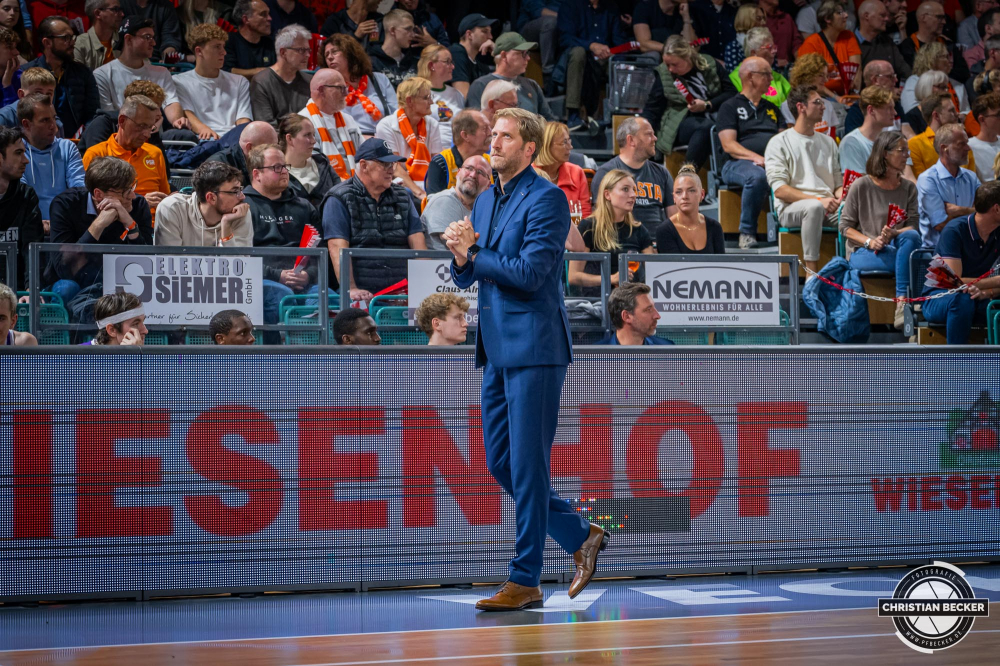 1. Basketball Bundesliga, easyCredit BBL, BBL Pokal, Saison 2023/2024, Herren, 2. Runde, Achtefinale, 12.10.2023, RASTA Vechta - BG G&ouml;ttingen
Oliver Foucart (Headcoach BG G&ouml;ttingen) in Aktion
Schlüsselwörter: 1. Bundesliga;12.10.2023;2. Runde;Achtefinale;BBL;BG;Basketball;G&ouml;ttingen;Liga;Pokal;RASTA;RASTA Dome;Saison 2023/2024;Vechta;easycredit