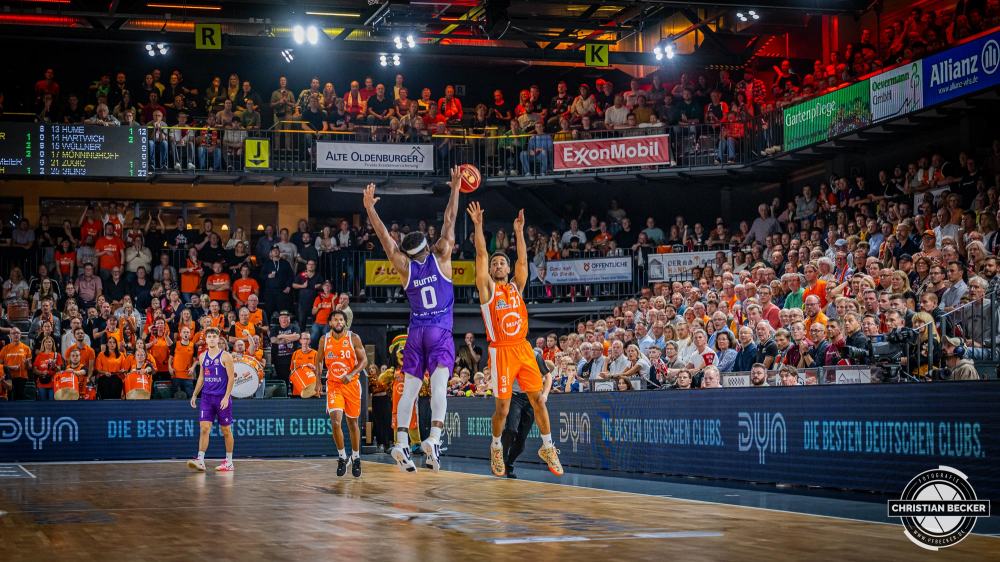 1. Basketball Bundesliga, easyCredit BBL, BBL Pokal, Saison 2023/2024, Herren, 2. Runde, Achtefinale, 12.10.2023, RASTA Vechta - BG G&ouml;ttingen
Joel Aminu (#21 - RASTA Vechta) beim Jumpshot gegen Deondre Burns (#0 - BG G&ouml;ttingen)
Schlüsselwörter: 1. Bundesliga;12.10.2023;2. Runde;Achtefinale;BBL;BG;Basketball;G&ouml;ttingen;Liga;Pokal;RASTA;RASTA Dome;Saison 2023/2024;Vechta;easycredit