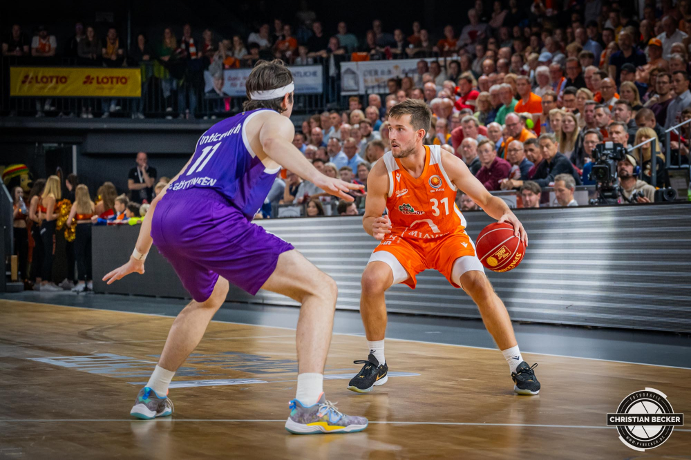 1. Basketball Bundesliga, easyCredit BBL, BBL Pokal, Saison 2023/2024, Herren, 2. Runde, Achtefinale, 12.10.2023, RASTA Vechta - BG G&ouml;ttingen
Spencer Reaves (#31 - RASTA Vechta) in Aktion
Schlüsselwörter: 1. Bundesliga;12.10.2023;2. Runde;Achtefinale;BBL;BG;Basketball;G&ouml;ttingen;Liga;Pokal;RASTA;RASTA Dome;Saison 2023/2024;Vechta;easycredit