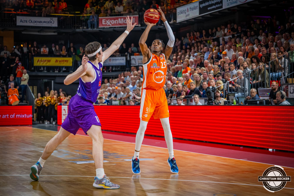 1. Basketball Bundesliga, easyCredit BBL, BBL Pokal, Saison 2023/2024, Herren, 2. Runde, Achtefinale, 12.10.2023, RASTA Vechta - BG G&ouml;ttingen
Wes Iwundu (#25 - RASTA Vechta) beim Jumpshot
Schlüsselwörter: 1. Bundesliga;12.10.2023;2. Runde;Achtefinale;BBL;BG;Basketball;G&ouml;ttingen;Liga;Pokal;RASTA;RASTA Dome;Saison 2023/2024;Vechta;easycredit