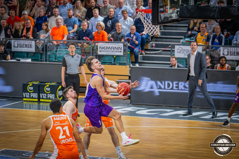 1. Basketball Bundesliga, easyCredit BBL, BBL Pokal, Saison 2023/2024, Herren, 2. Runde, Achtefinale, 12.10.2023, RASTA Vechta - BG G&ouml;ttingen
Zachary Ensminger (#1 - BG G&ouml;ttingen) beim Korbleger
Schlüsselwörter: 1. Bundesliga;12.10.2023;2. Runde;Achtefinale;BBL;BG;Basketball;G&ouml;ttingen;Liga;Pokal;RASTA;RASTA Dome;Saison 2023/2024;Vechta;easycredit