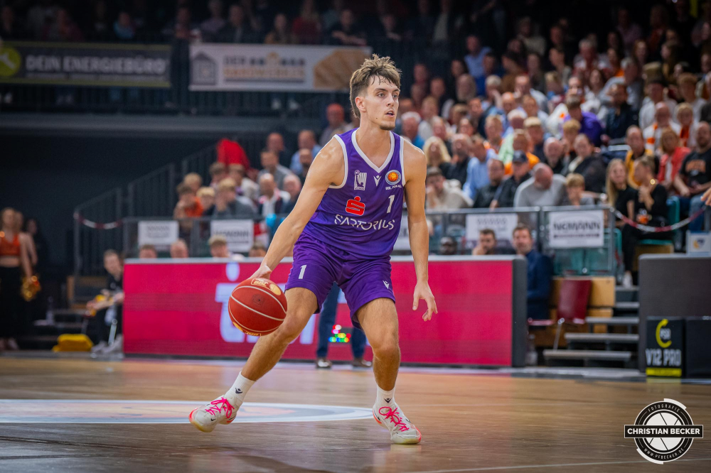 1. Basketball Bundesliga, easyCredit BBL, BBL Pokal, Saison 2023/2024, Herren, 2. Runde, Achtefinale, 12.10.2023, RASTA Vechta - BG G&ouml;ttingen
Zachary Ensminger (#1 - BG G&ouml;ttingen) in Aktion
Schlüsselwörter: 1. Bundesliga;12.10.2023;2. Runde;Achtefinale;BBL;BG;Basketball;G&ouml;ttingen;Liga;Pokal;RASTA;RASTA Dome;Saison 2023/2024;Vechta;easycredit