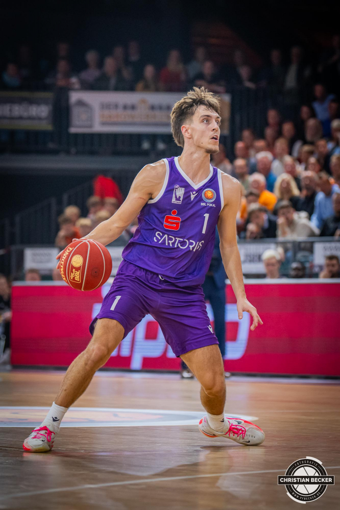 1. Basketball Bundesliga, easyCredit BBL, BBL Pokal, Saison 2023/2024, Herren, 2. Runde, Achtefinale, 12.10.2023, RASTA Vechta - BG G&ouml;ttingen
Zachary Ensminger (#1 - BG G&ouml;ttingen) in Aktion
Schlüsselwörter: 1. Bundesliga;12.10.2023;2. Runde;Achtefinale;BBL;BG;Basketball;G&ouml;ttingen;Liga;Pokal;RASTA;RASTA Dome;Saison 2023/2024;Vechta;easycredit