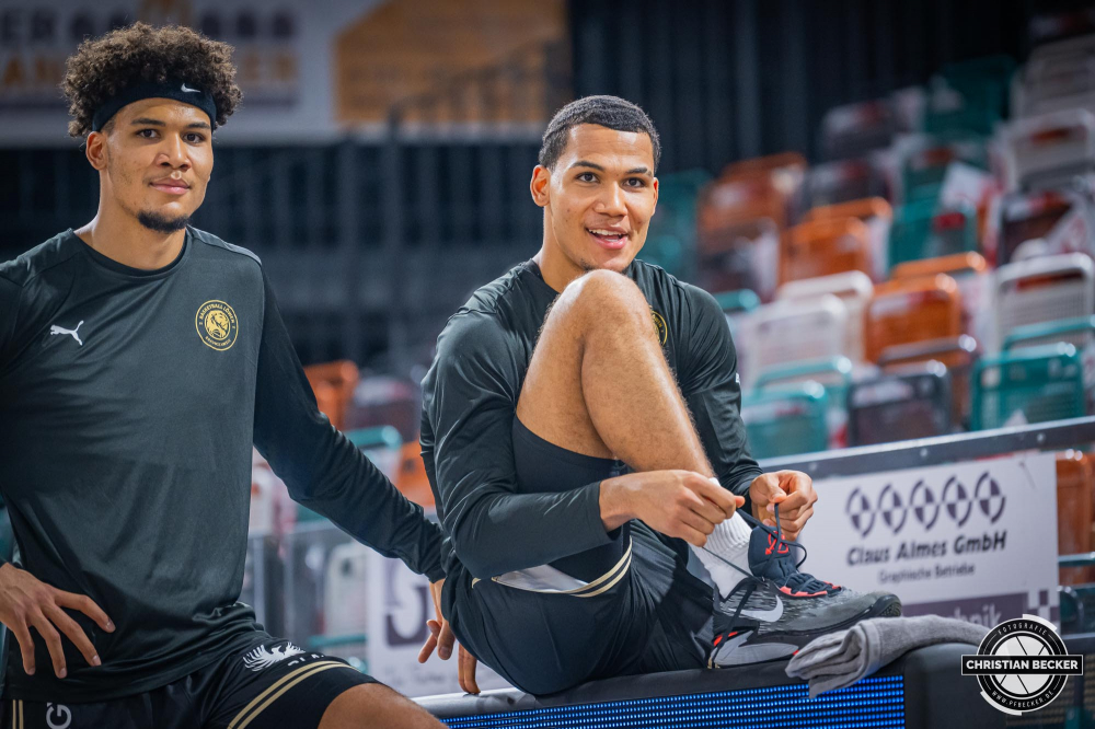 1. Basketball Bundesliga, easyCredit BBL, Saison 2023/2024, Herren, Hauptrunde, 5. Spieltag, 28.10.2023, RASTA Vechta - Basketball Löwen Braunschweig
Nicholas Tischler (#3 - Basketball Löwen Braunschweig) und Brandon Tischler (#13 - Basketball Löwen Braunschweig) vor der Partie
Schlüsselwörter: 1. Bundesliga;28.10.2023;5. Spieltag;BBL;Basketball;Braunschweig;Hauptrunde;Liga;Löwen;RASTA;RASTA Dome;Saison 2023/2024;Vechta;easycredit