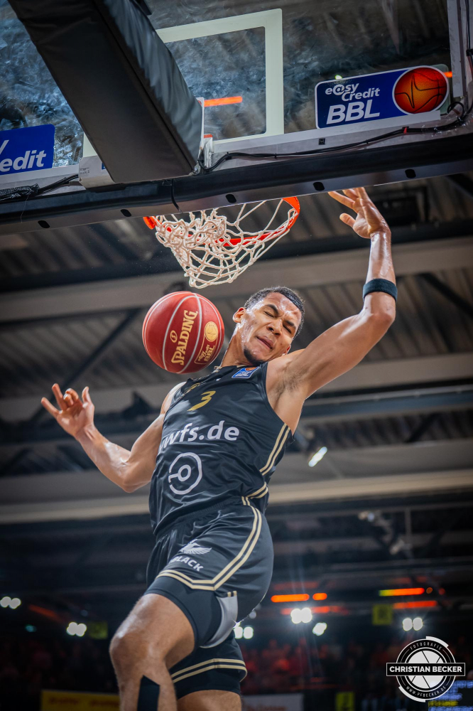 1. Basketball Bundesliga, easyCredit BBL, Saison 2023/2024, Herren, Hauptrunde, 5. Spieltag, 28.10.2023, RASTA Vechta - Basketball L&ouml;wen Braunschweig
Nicholas Tischler (#3 - Basketball L&ouml;wen Braunschweig) beim Dunk
Schlüsselwörter: 1. Bundesliga;28.10.2023;5. Spieltag;BBL;Basketball;Braunschweig;Hauptrunde;Liga;L&ouml;wen;RASTA;RASTA Dome;Saison 2023/2024;Vechta;easycredit